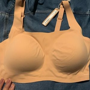 Skims new with tags.. never worn only tried on .. bra